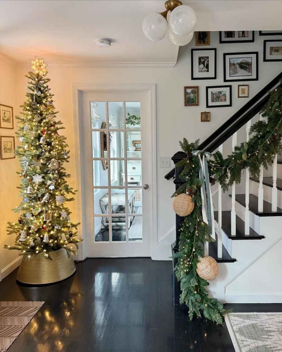 Gold-Base Tree & Basket Garland Entry