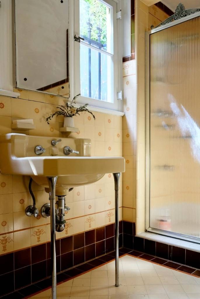 Sun-Kissed Retro Sink Corner