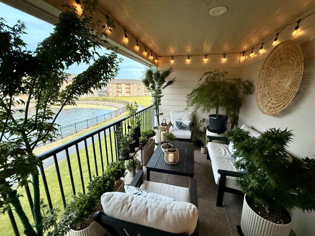 Lakeside Leafy Lounge