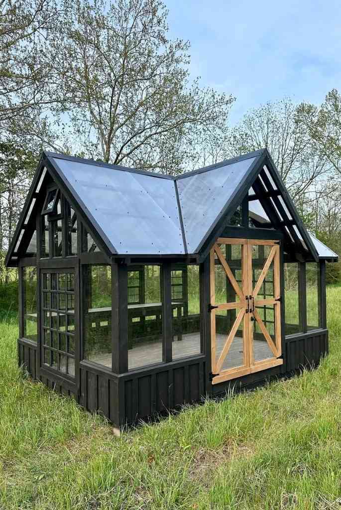 Barnhouse-Style Greenhouse Cabin