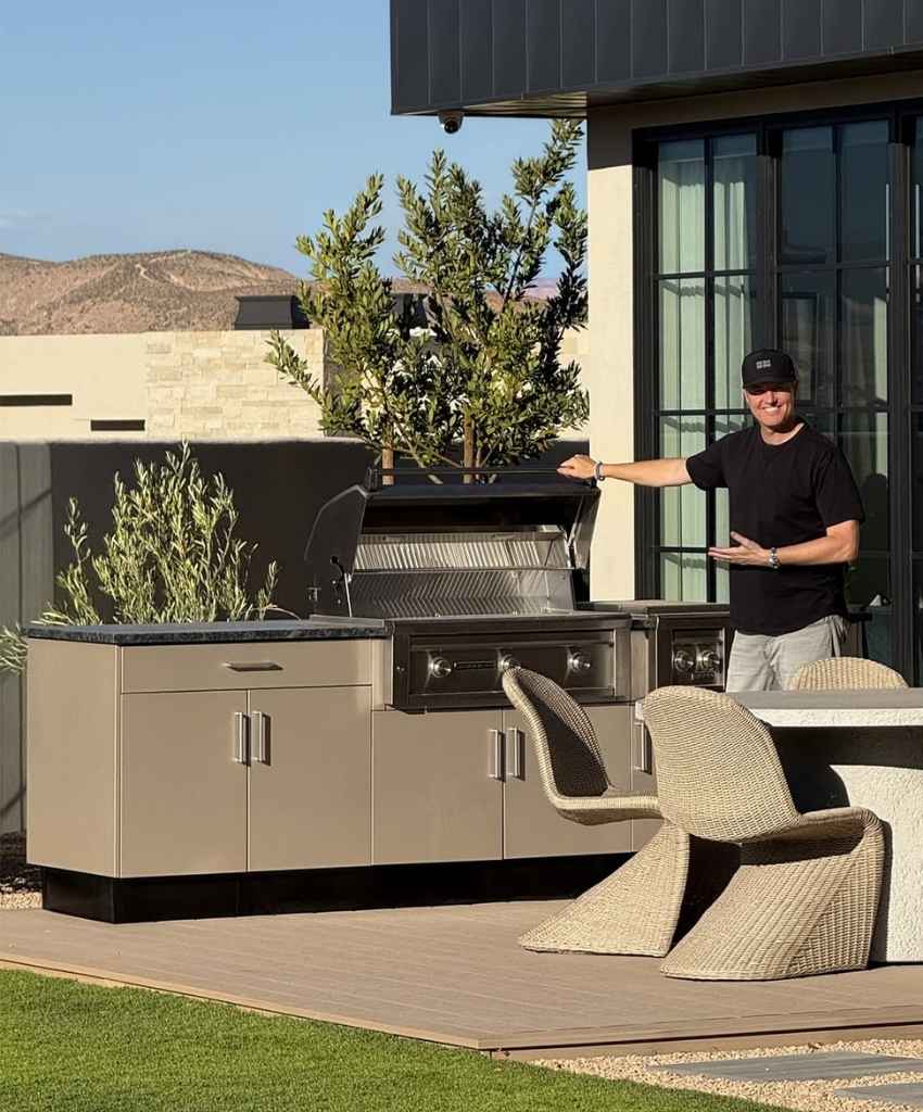 Built-in Grill and Desert Views