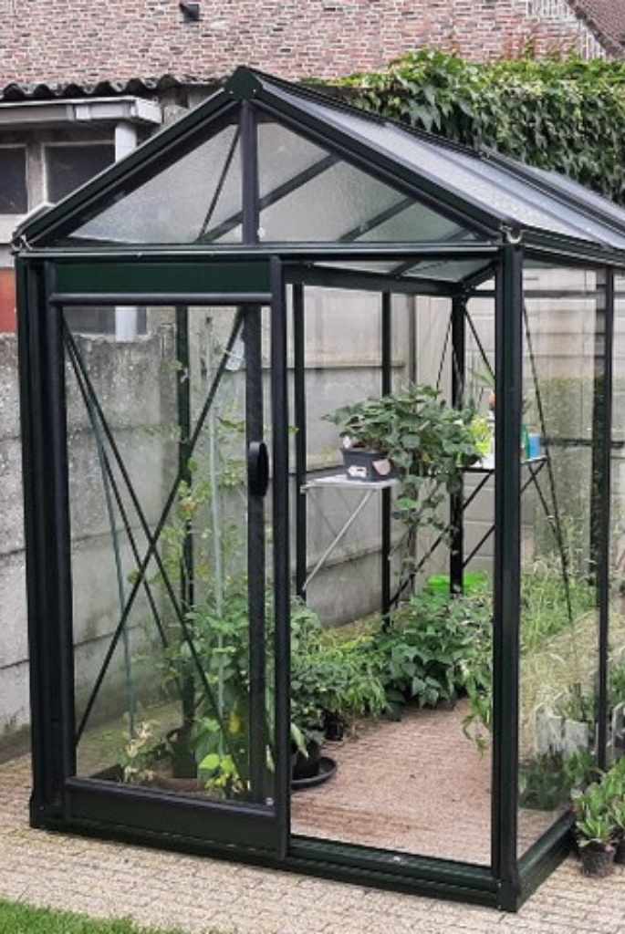 Compact Urban Courtyard Greenhouse