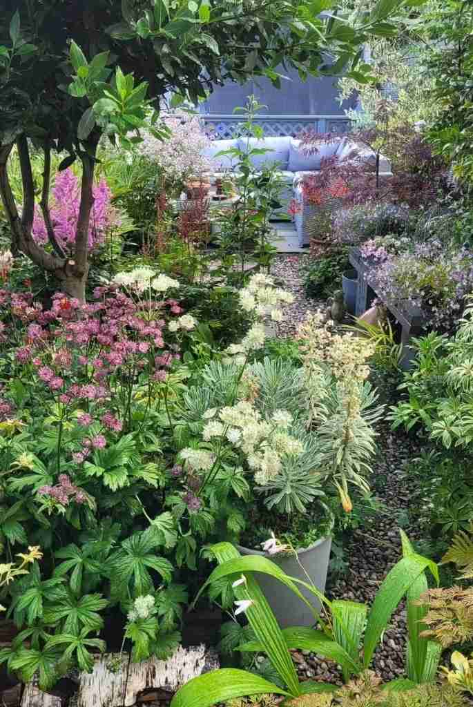 Lush Retreat Garden Lounge