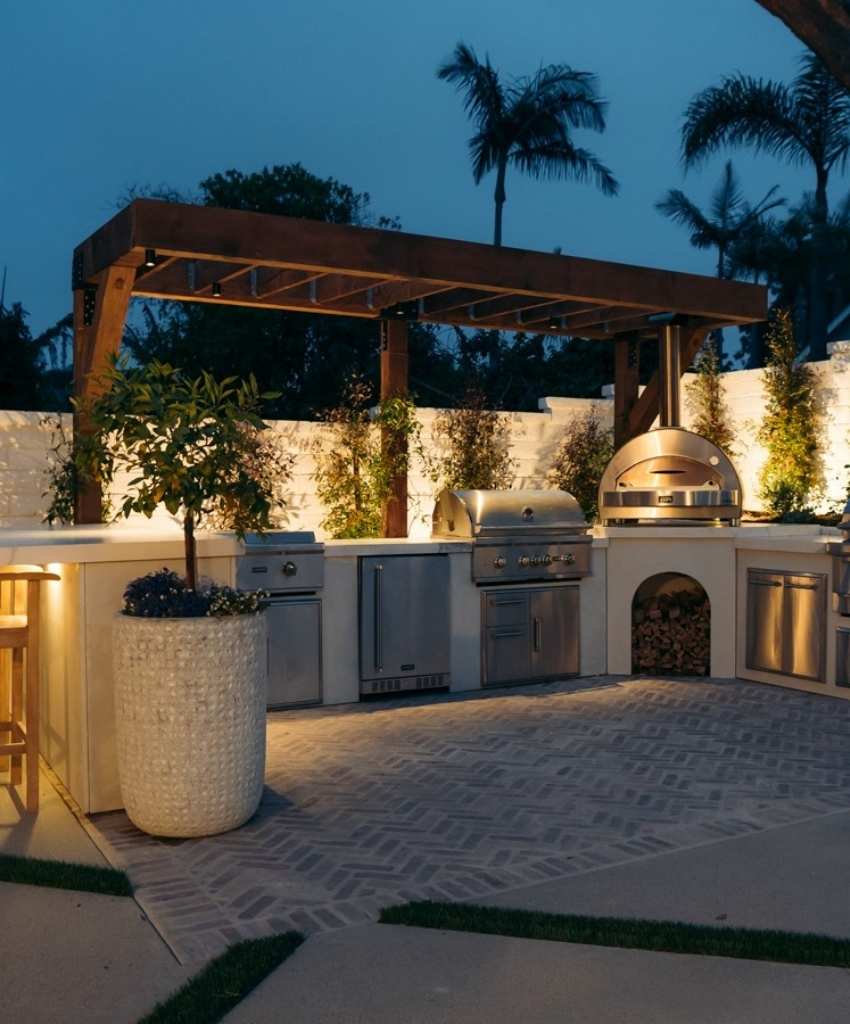 Outdoor Kitchen with Pergola and Pizza Oven