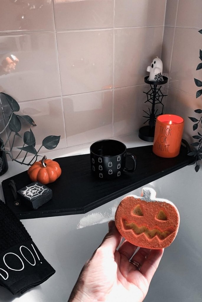 Beautiful Black & Orange Bath Nook