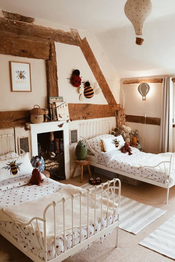 Bee-Themed Shared Twin Room with Rustic Charm