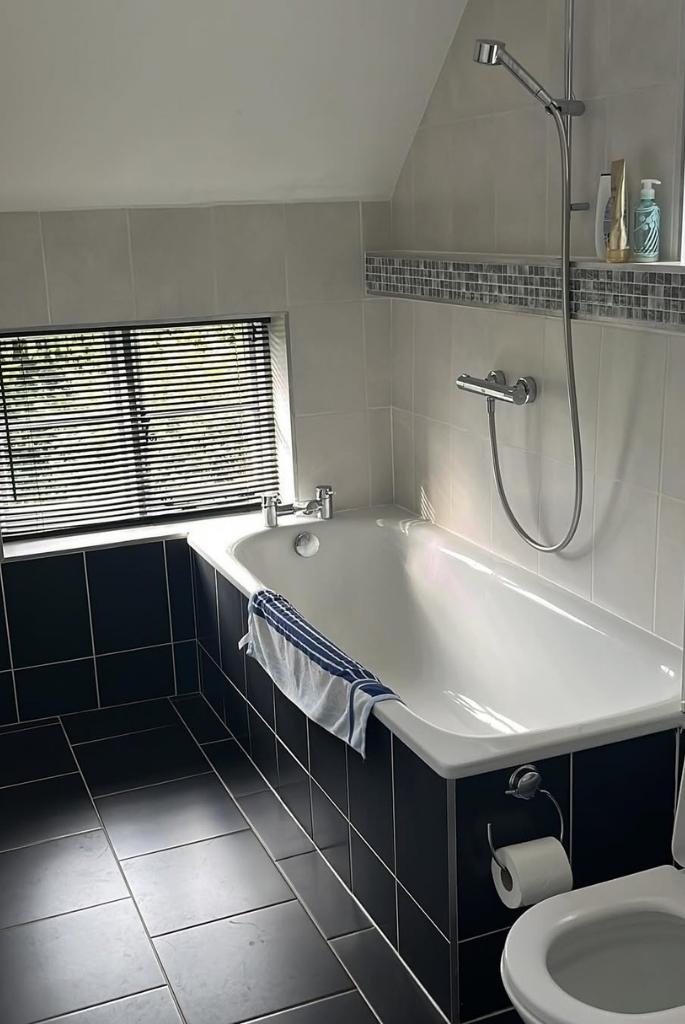 Black Tile Cottage Bathroom Nook