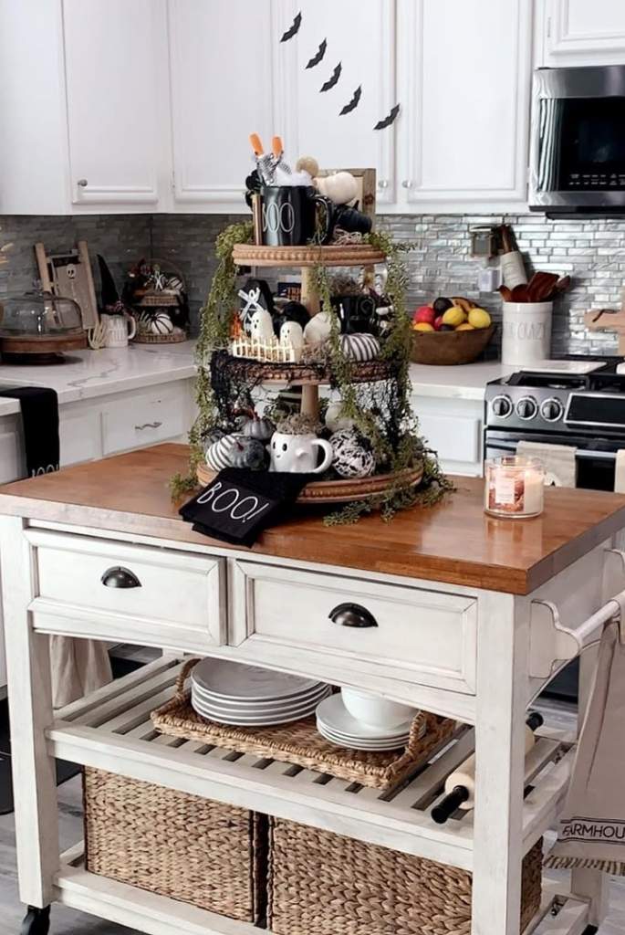 Chic Halloween Island