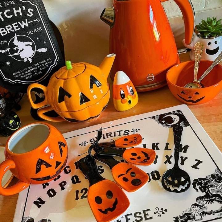Jack-O’-Lantern Breakfast Nook