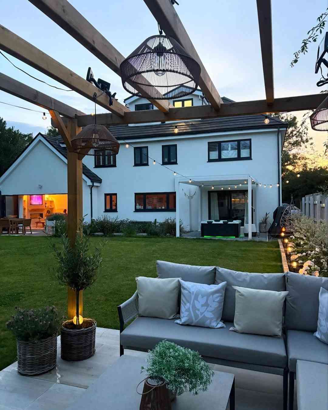 Modern Pergola Lounge