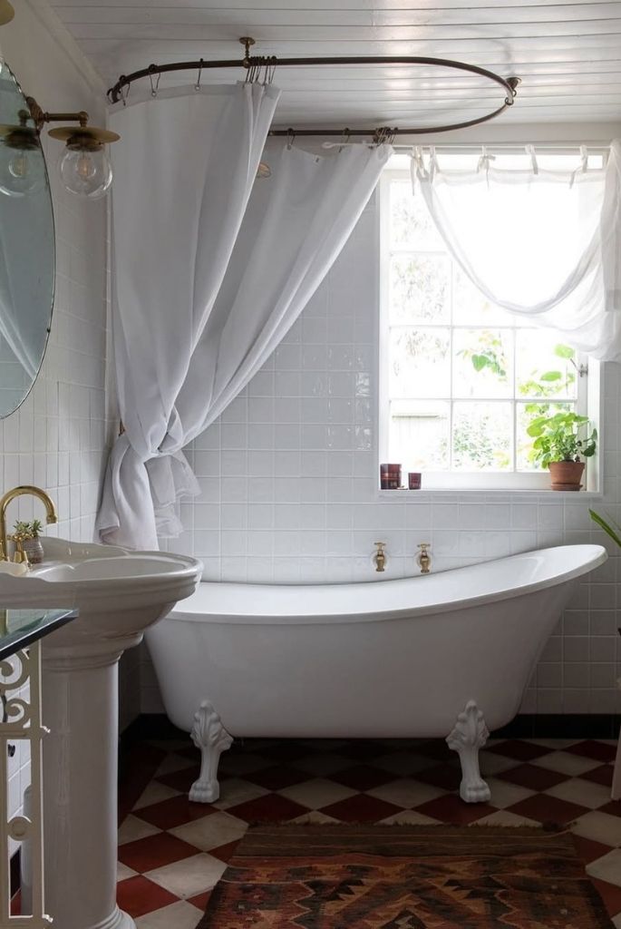 Vintage Light Cottage Bathroom