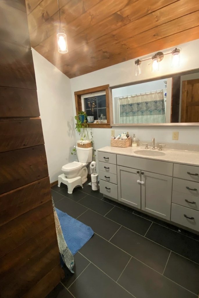  Cozy Cabin-Style Bathroom 