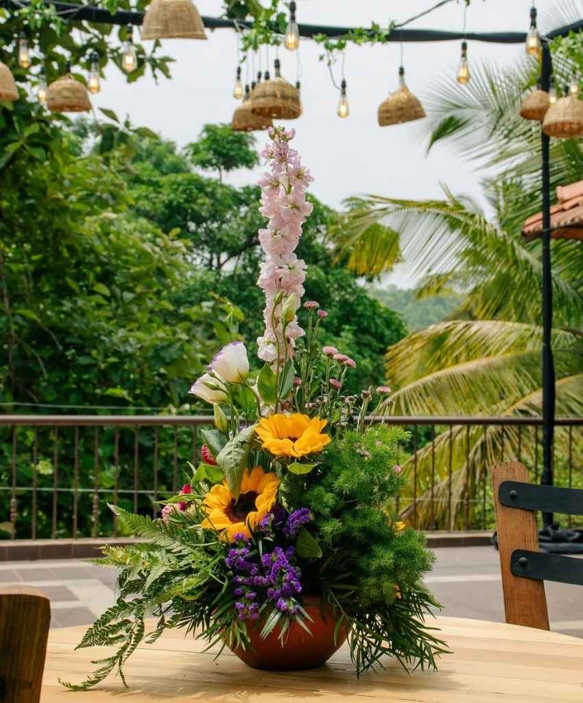 Garden-Inspired Sunflower Table Arrangement