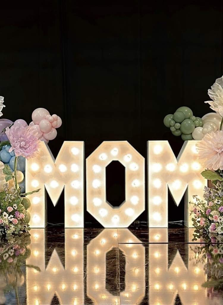 Lighted MOM Letters