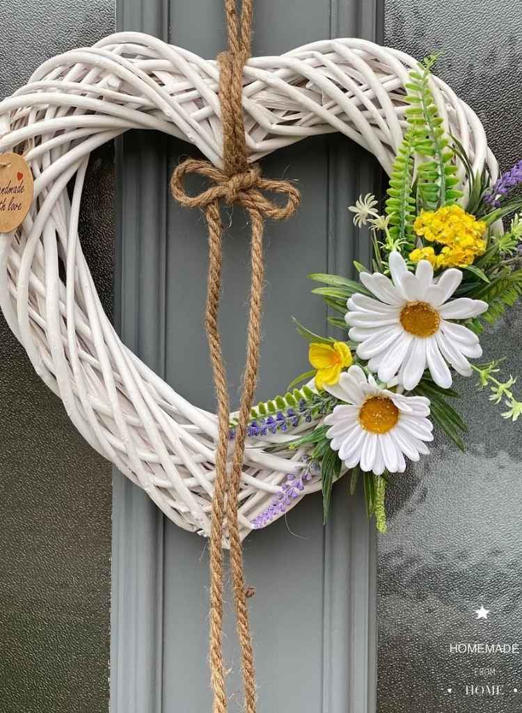 White Heart-Shaped Daisy Summer Wreath